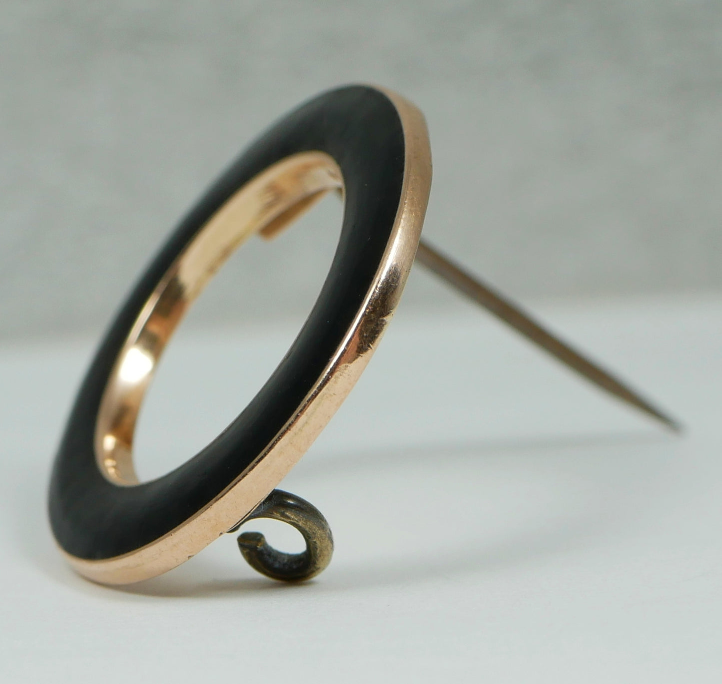 Antique Australian Solid 9ct Gold Black Enamel Wreath Circle Mourning Brooch Pin