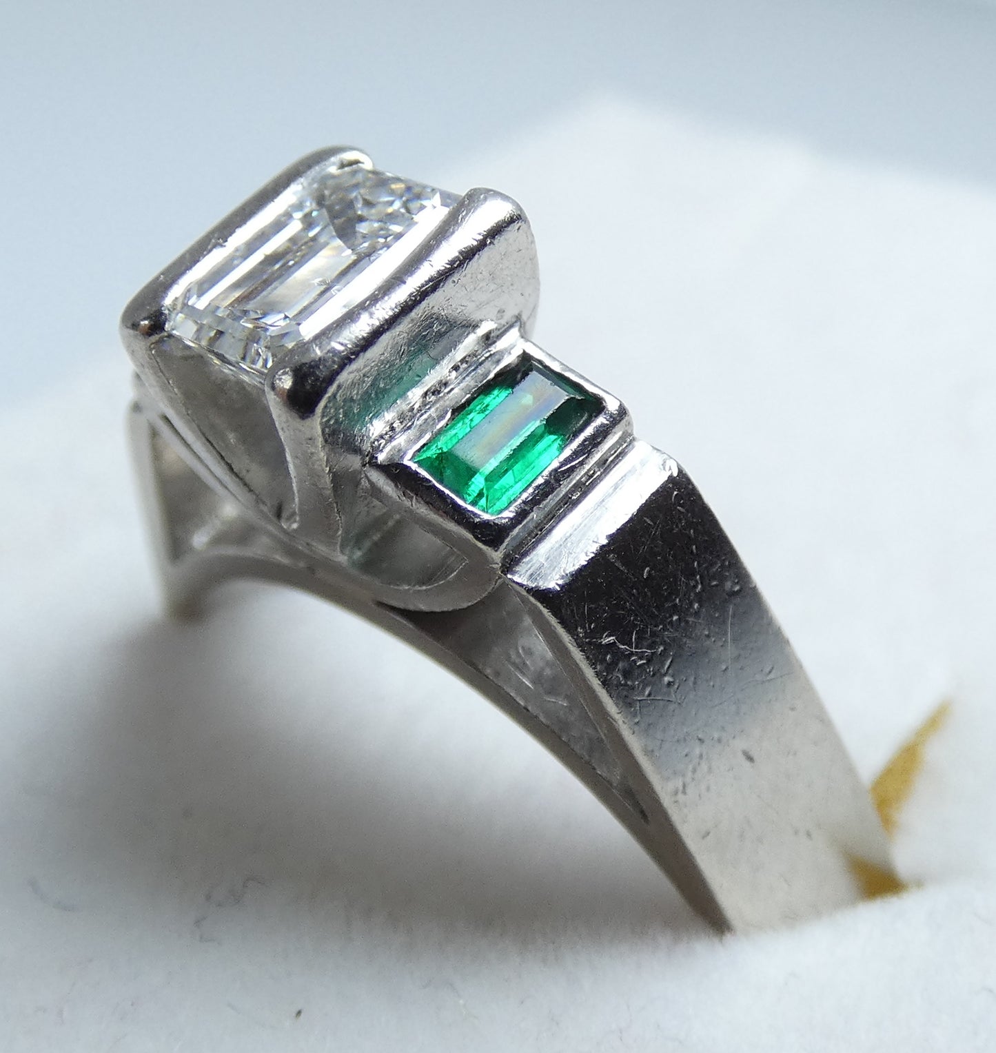 Solid 18ct White Gold 0.63ct Diamond & Emerald Dress Engagement Ring Size 7 N 54