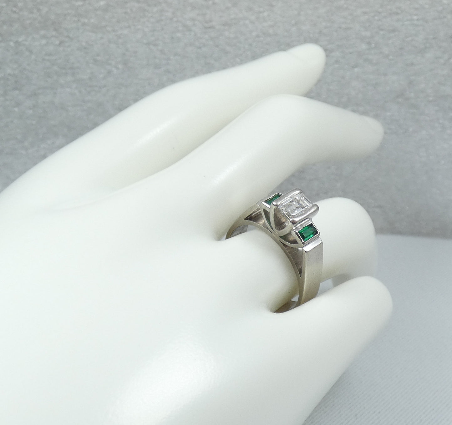 Solid 18ct White Gold 0.63ct Diamond & Emerald Dress Engagement Ring Size 7 N 54