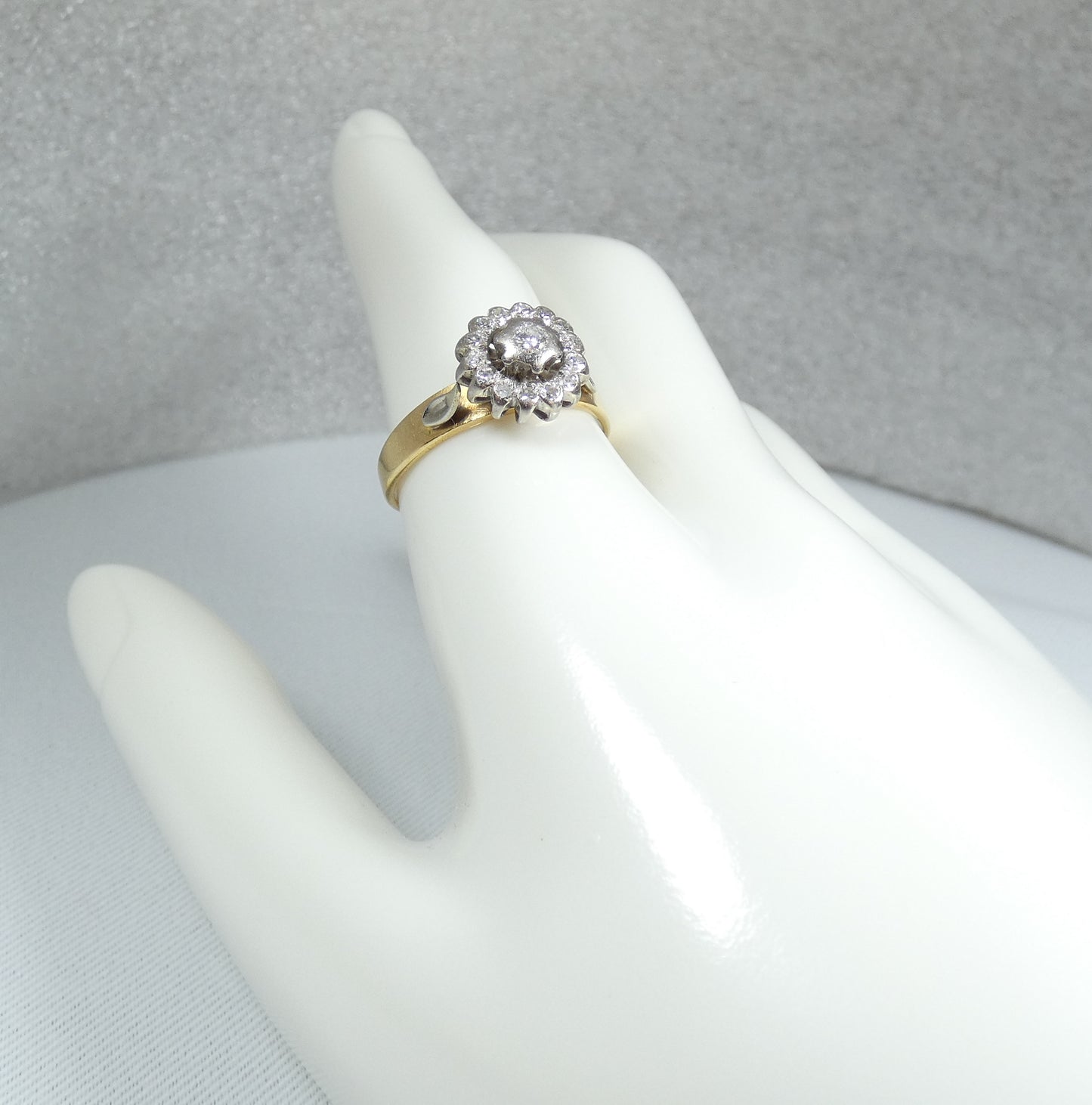 Solid 18ct Yellow Gold 0.30ct Diamond Dress Flower Engagement Ring Size 10 T 61