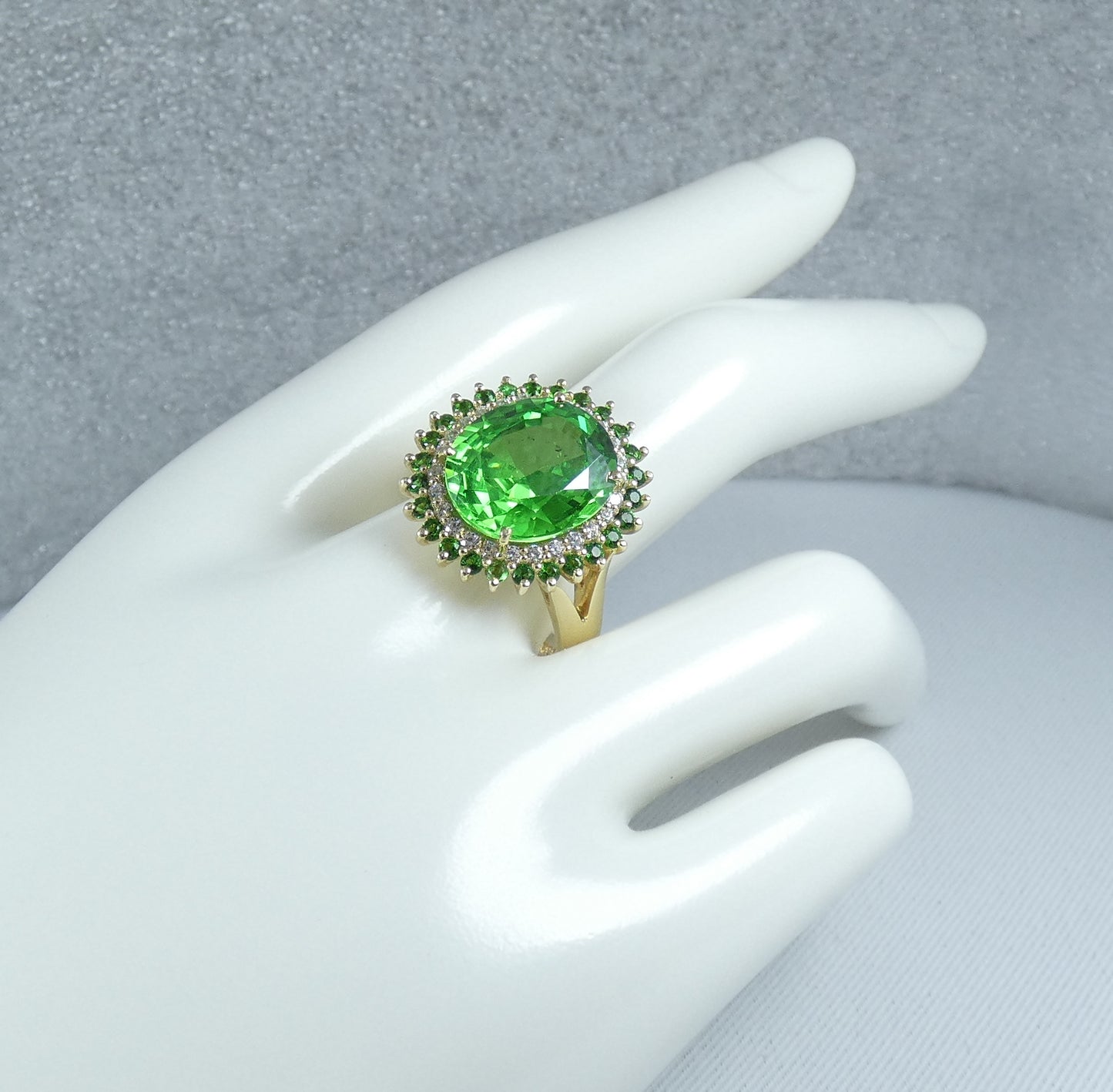 Solid 14ct Yellow Gold Green Peridot Cocktail Cluster Dress Ring Size 10 T 61