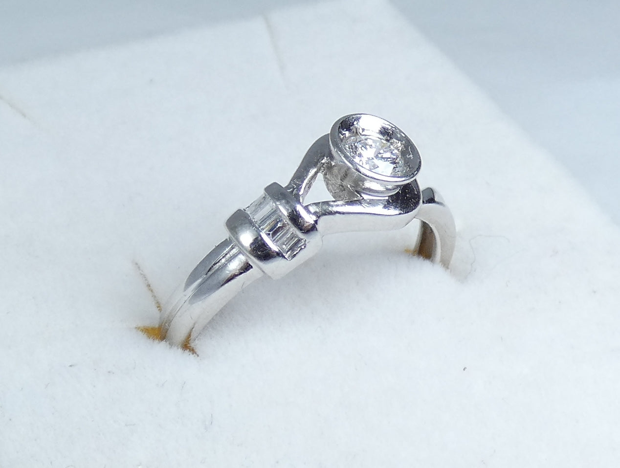 Vintage Solid 18ct White Gold 0.2ct Diamond Buckle Dress Ring Size 5.5 K 50 750