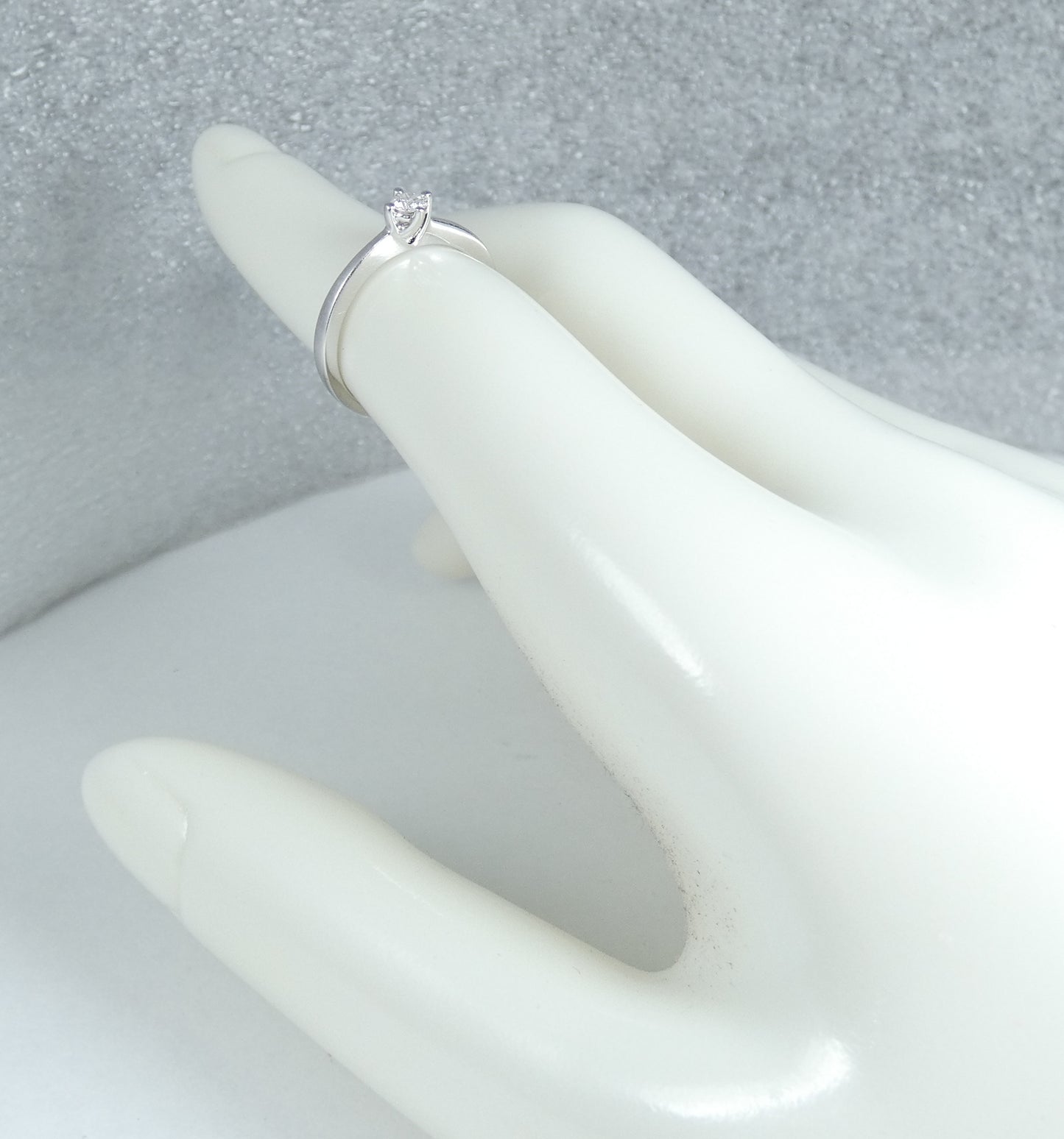 Solid 18ct White Gold 0.15ct Diamond Solitaire Engagement Dress Ring Size 5 J 49