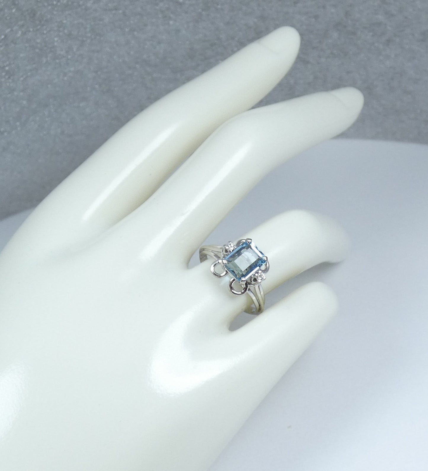 Solid 18ct White Gold 1ct Aquamarine & Diamond Dress Scroll Ring Size 6.5 M 52