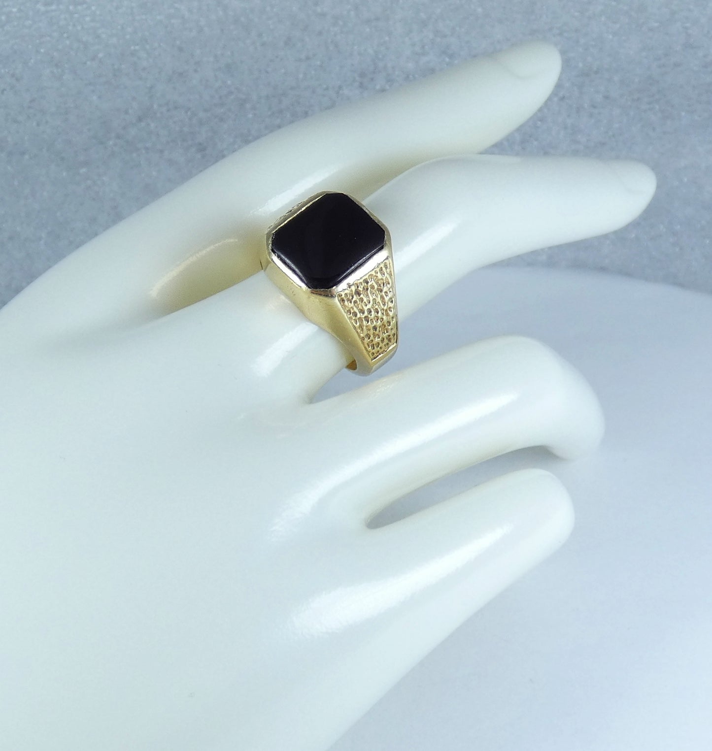 Vintage Heavy 1977 Solid 9ct Yellow Gold & Onyx Signet Cocktail Ring Size 8 P 56