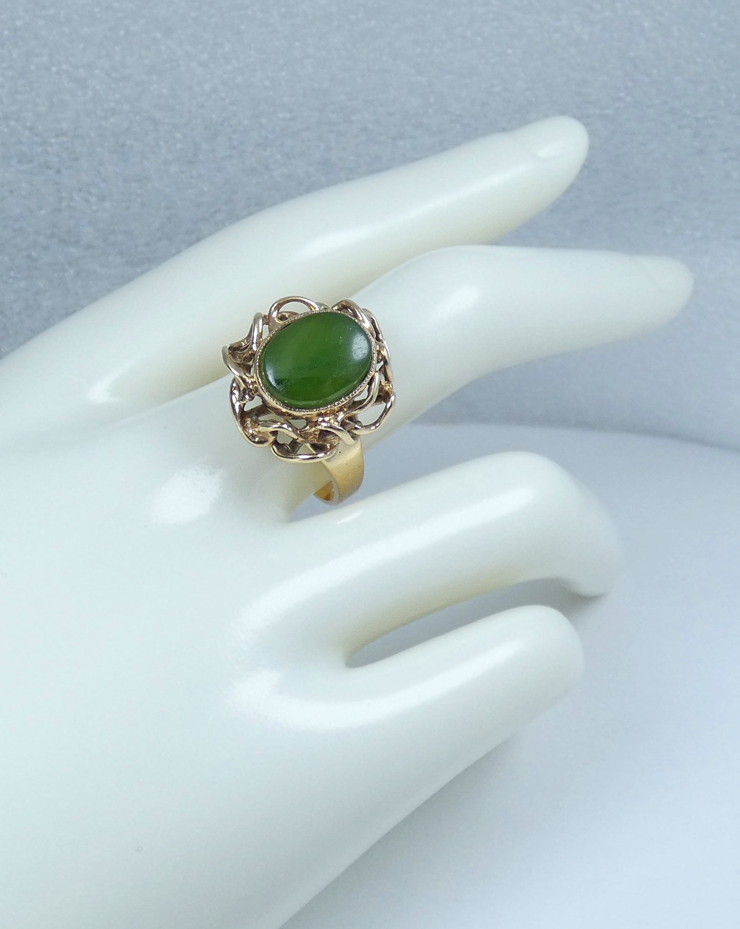 Vintage Solid 9ct Yellow Gold Green Jadeite Jade Cocktail Dress Ring Size 8 P 56