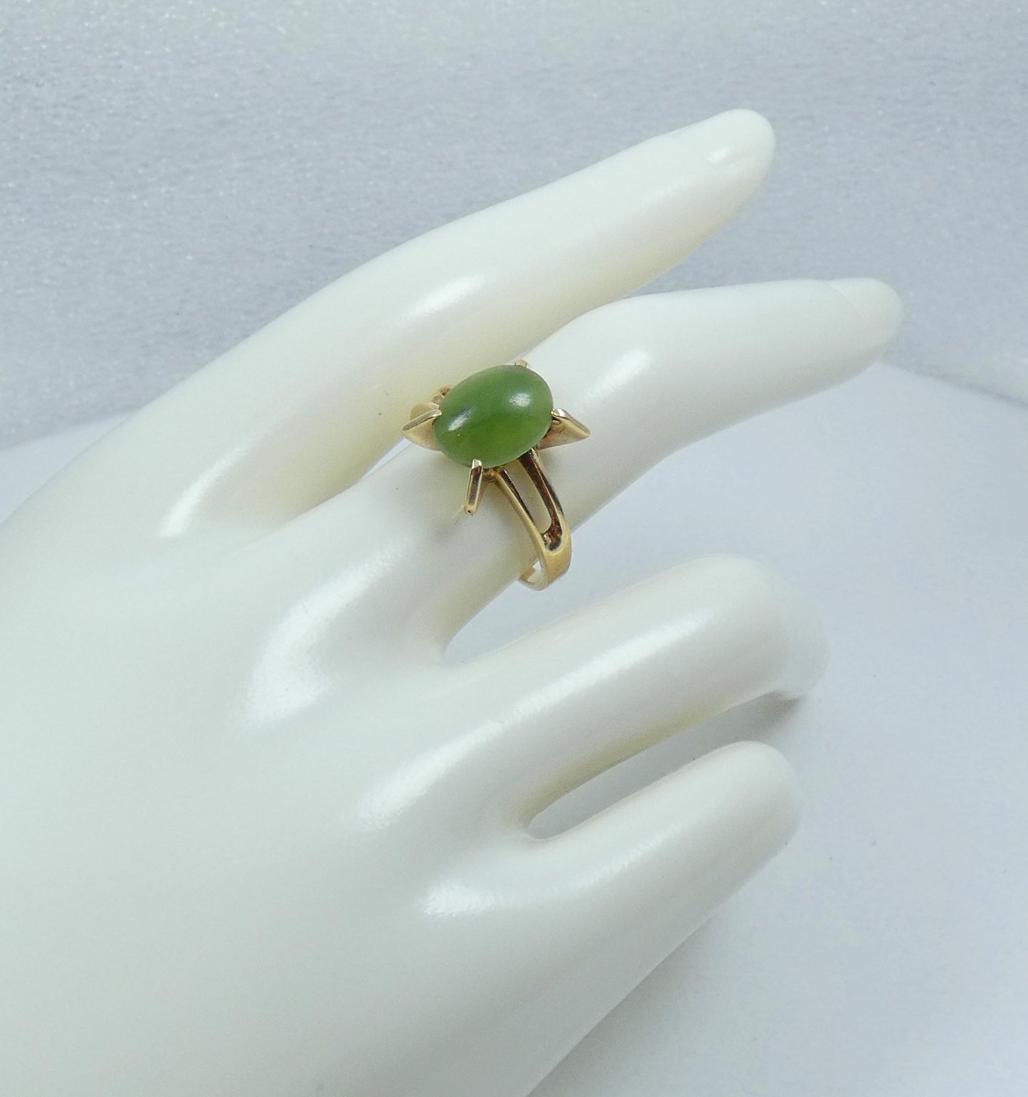 Vintage Retro Solid 9ct Yellow Gold Green Jade Cocktail Dress Ring Size 7.5 O 55