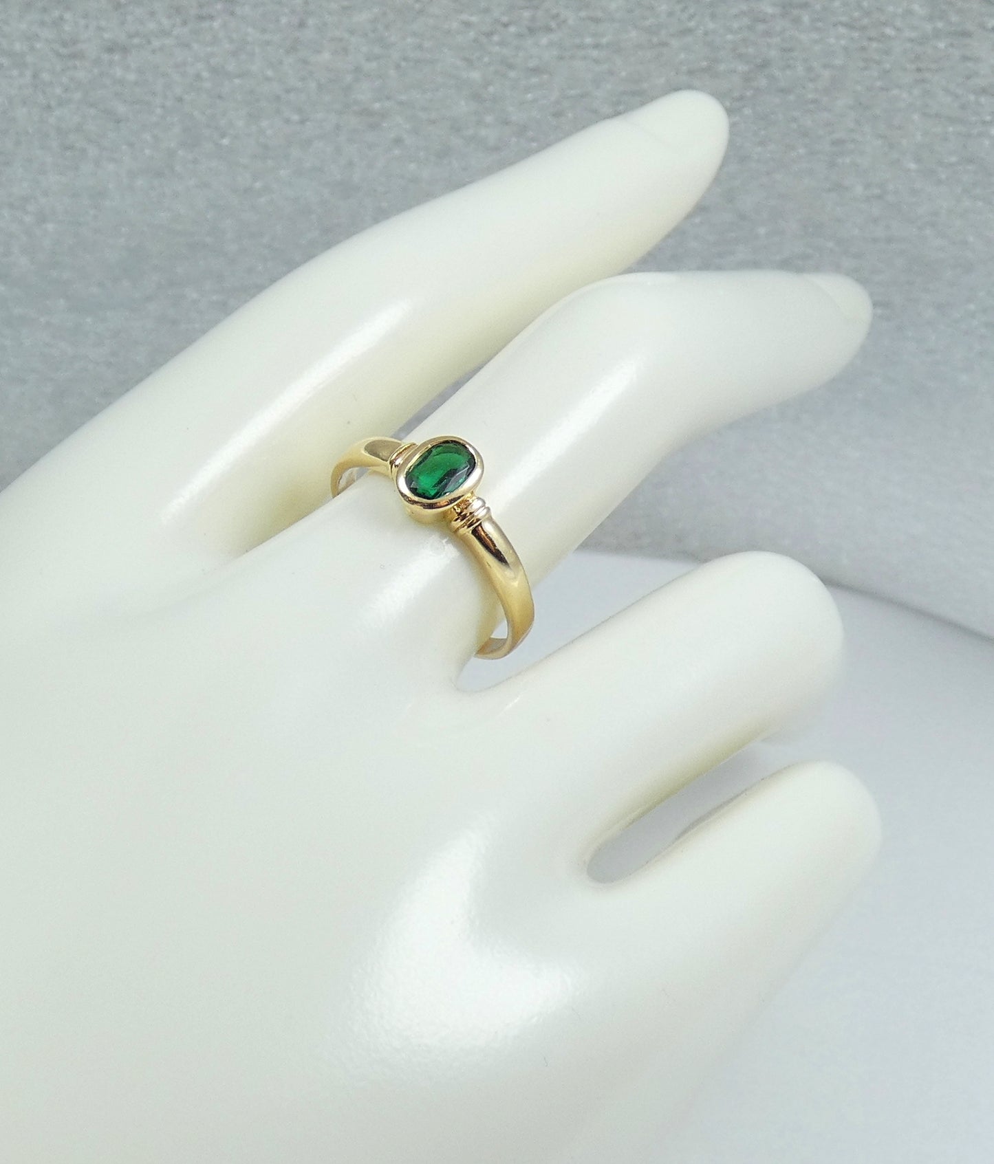Solid 9ct Yellow Gold Emerald Green Sapphire Solitaire Dress Ring Size 8 P 56