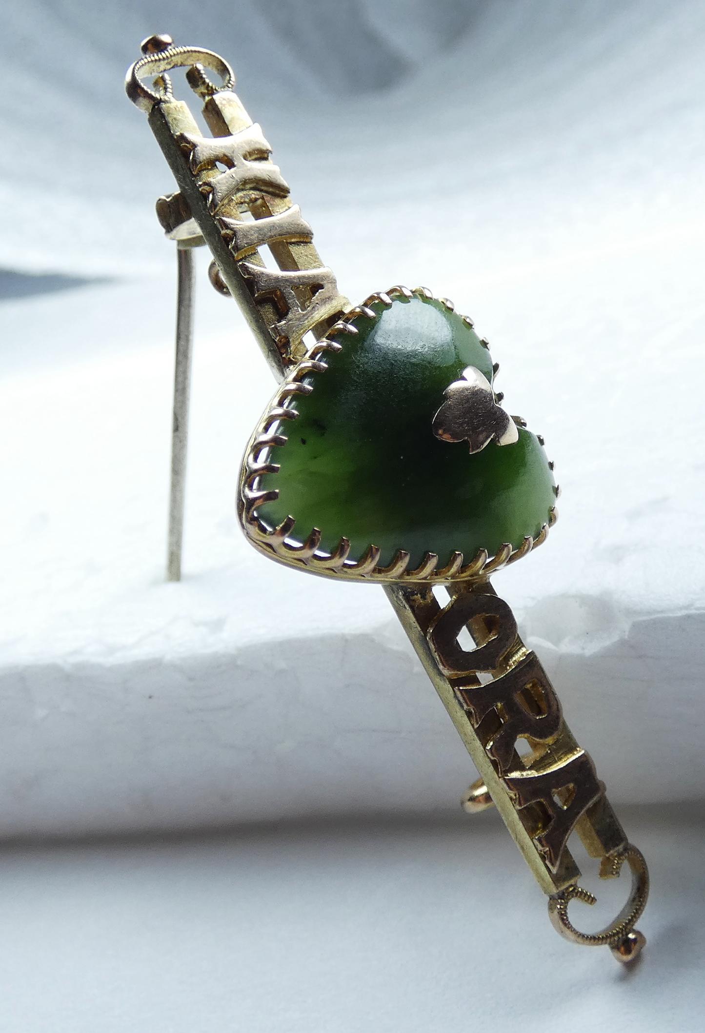 Antique NZ Solid 9ct Yellow Gold Nephrite Jade Kia Ora Love Heart Bar Brooch Pin