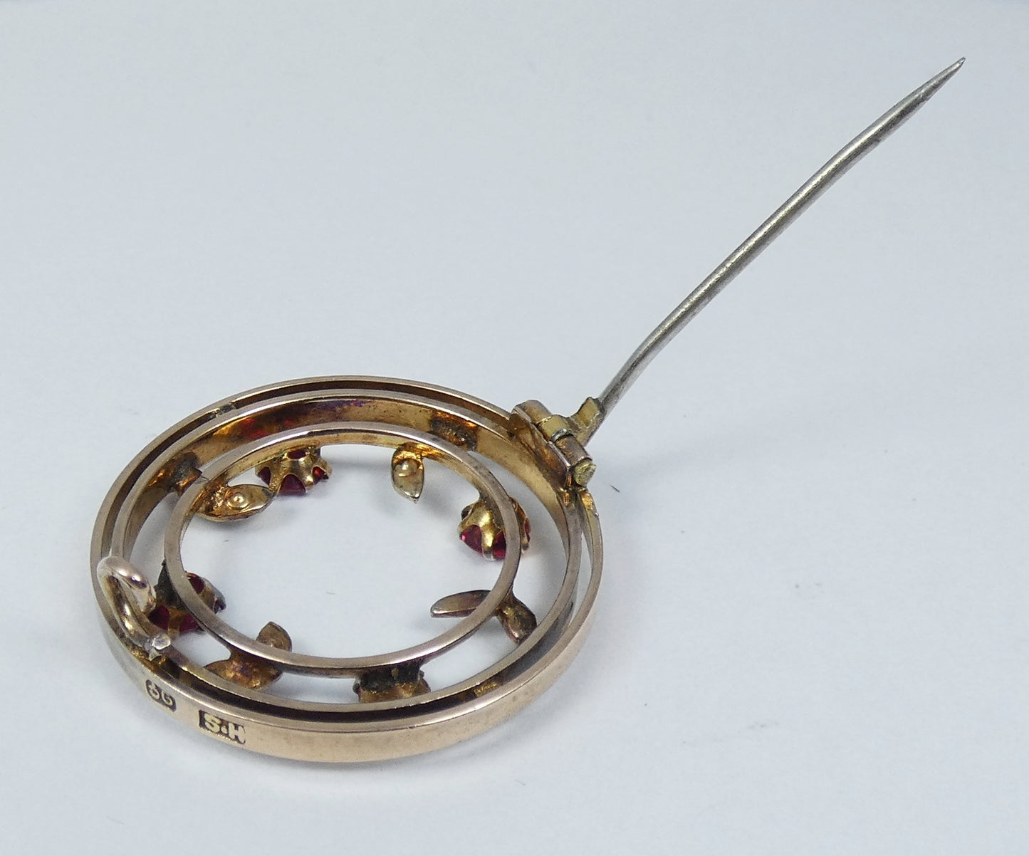 Antique Edwardian 1900 Solid 9ct Yellow Gold Ruby Seed Pearl Wreath Brooch Pin