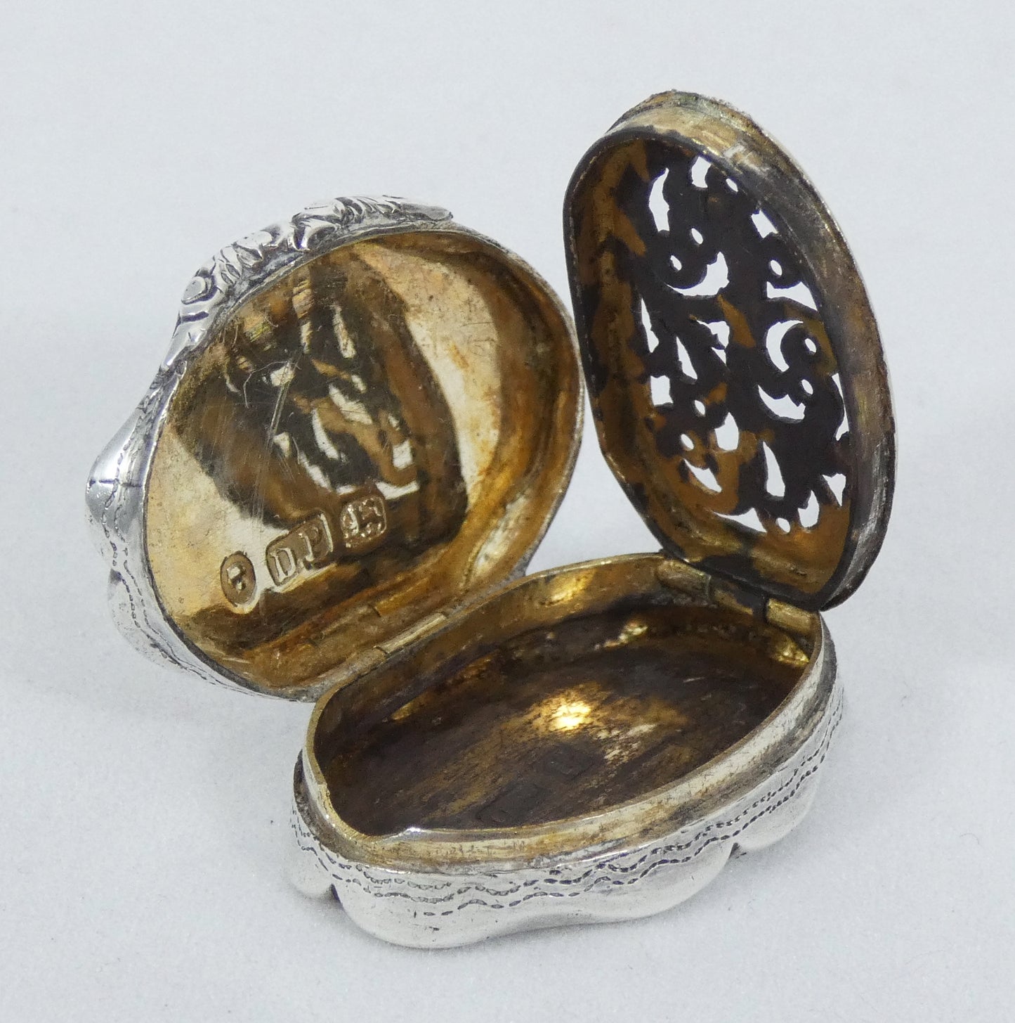 Antique Victorian 1853 Sterling Silver Vinaigrette Scent Pill Box & Grille Case