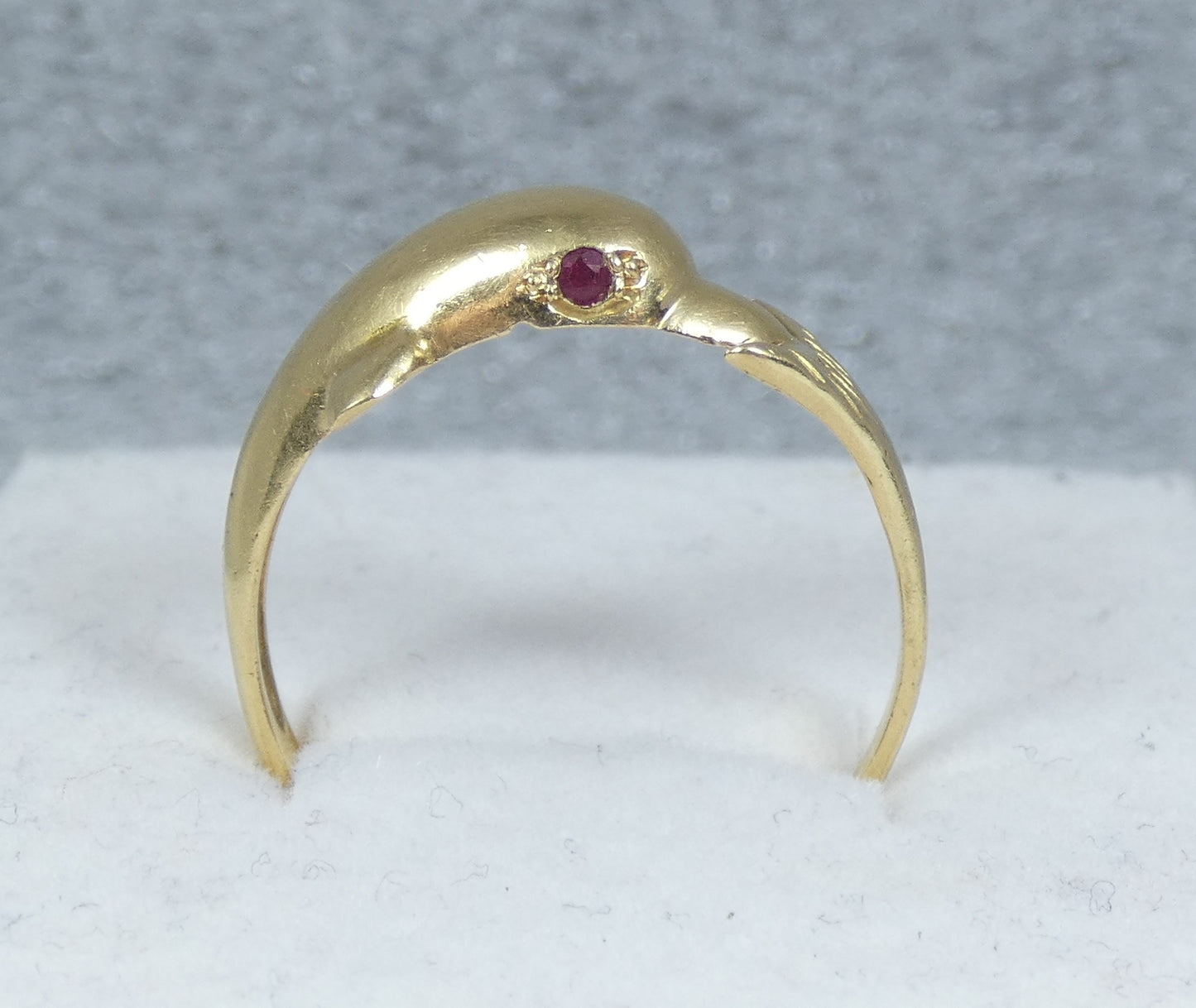 Vintage 18ct Solid Yellow Gold Pink Red Ruby Dolphin Dress Ring Size 8.5 Q 58